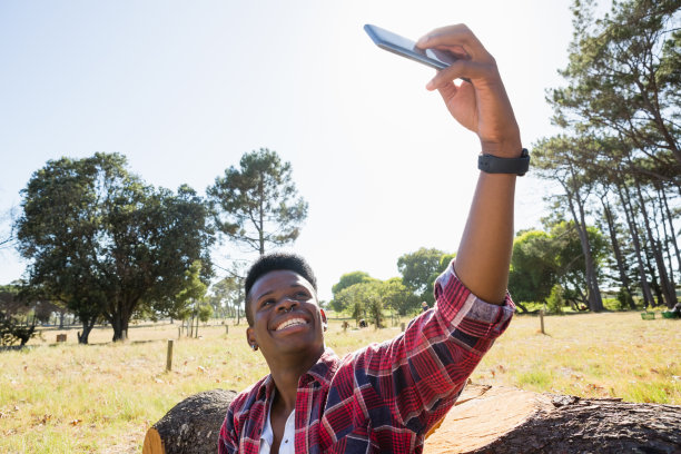 男人用手机自拍图片下载
