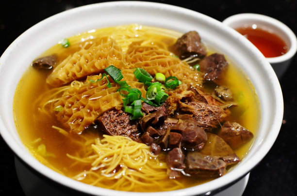 牛肉内脏配面条图片下载