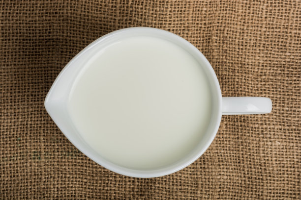 牛奶和陶瓷壶图片下载