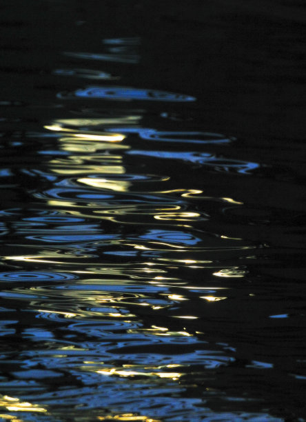 全屏高分辨率拍摄的水。适合纹理或背景。图片下载