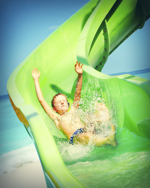 男孩玩水滑梯，乐趣无限图片下载
