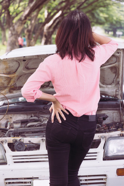 汽车坏了的女人图片下载