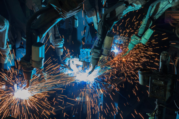 机器人队正在焊接汽车部件。图片下载