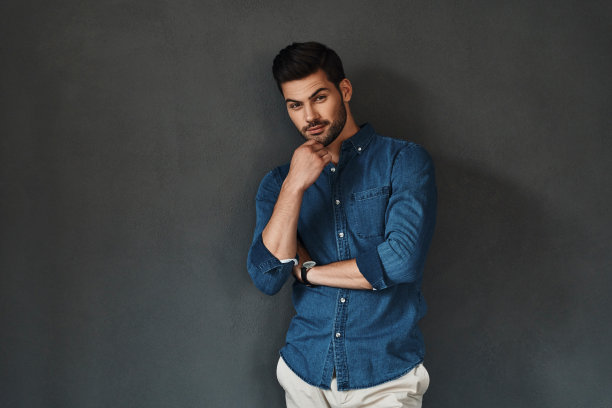 深思熟虑的英俊。素材图片