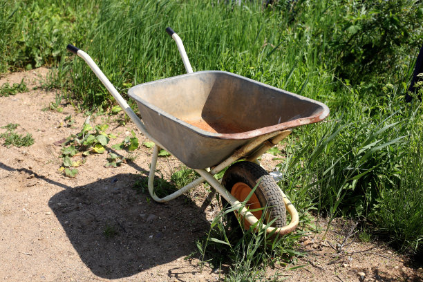 建筑——一辆老式的手推车图片下载