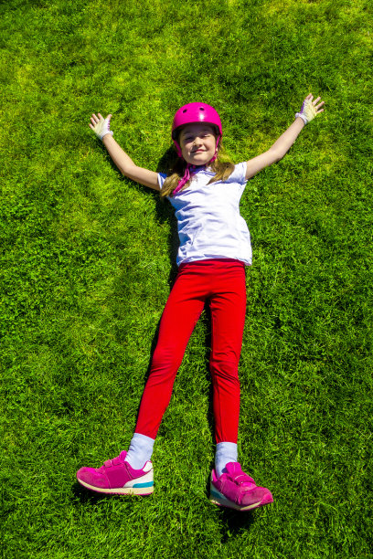 女孩在草地上休息图片下载