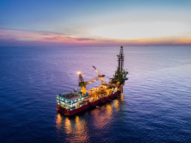 招标钻井平台(驳船钻井平台)鸟瞰图图片下载