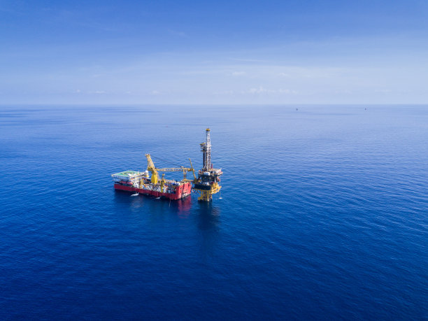 招标钻井平台(驳船钻井平台)鸟瞰图图片下载