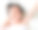 早上，裹着毛巾的小女孩躺在床上。素材图片
