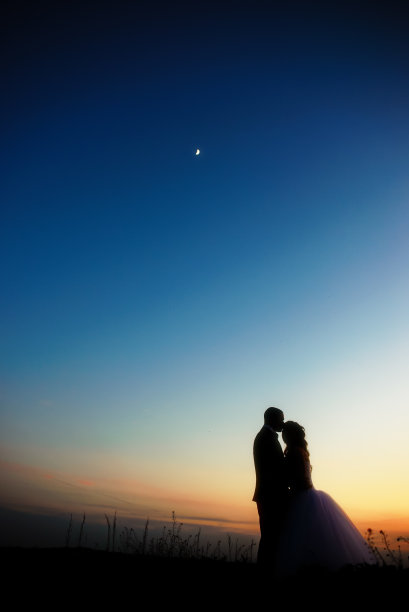 新婚夫妇在现场。新娘和新郎在一起。图片下载