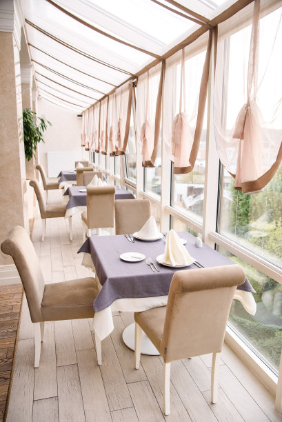 时尚、昂贵的欧洲餐厅明亮的内部。图片下载