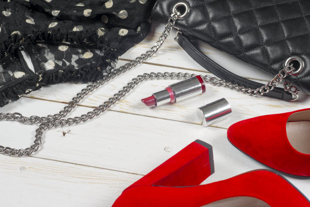 女性服装设置和配件在白色木制背景。图片下载