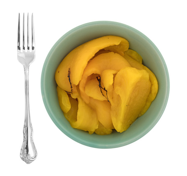 用叉子在绿碗里烤黄辣椒图片下载