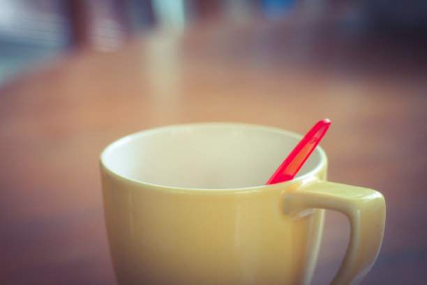 黄色的杯子和红色的勺子。图片下载