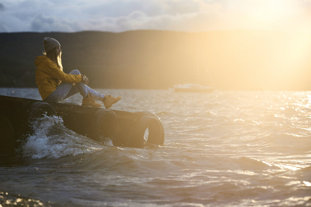 码头上的女人图片下载