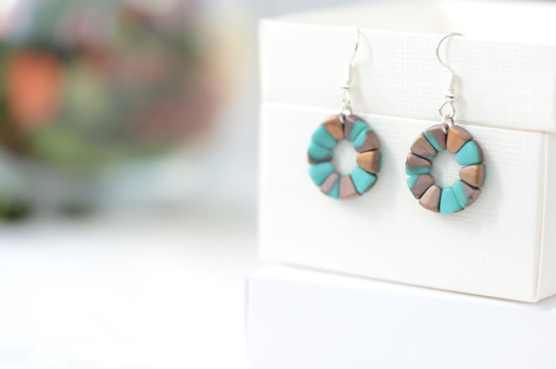 圆珠耳环海蓝宝石和青铜色近看图片下载