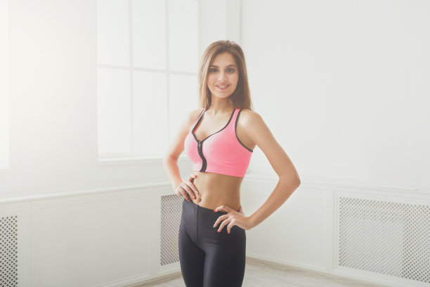 美丽的健身女孩站在窗口图片下载