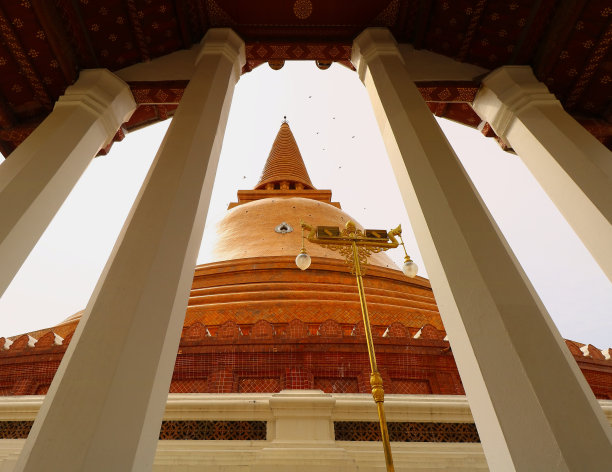 泰国的绝地武士在那里很受泰国人和外国人的欢迎，他们在Nakornprathom祈祷和参观图片下载