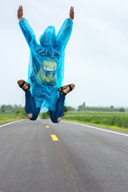 穿雨衣的女人图片下载