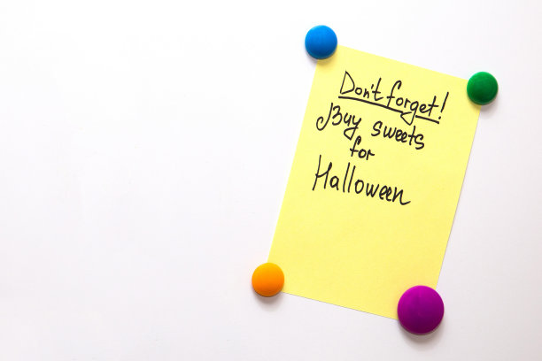 冰箱便签上写着:别忘了!为万圣节买糖果图片下载