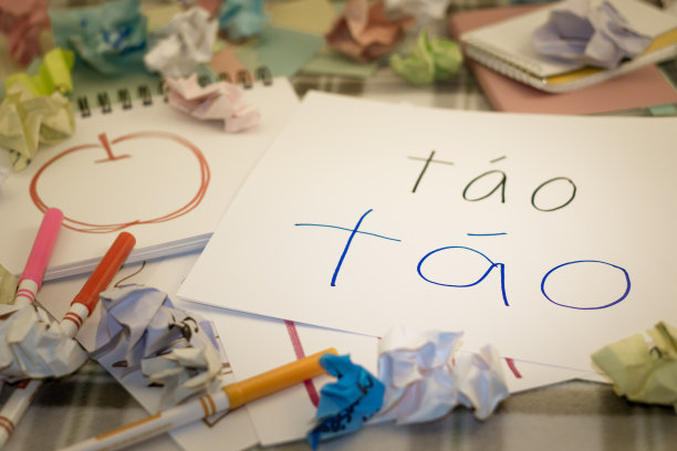 越南;孩子们写水果的名字练习(翻译;苹果)图片下载