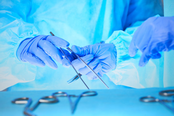 外科医生的双手在手术室工作的特写，色调为蓝色图片下载