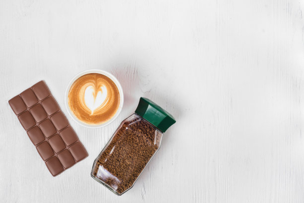 巧克力化妆品，身体霜，手霜，花在白色木质背景隔离图片下载