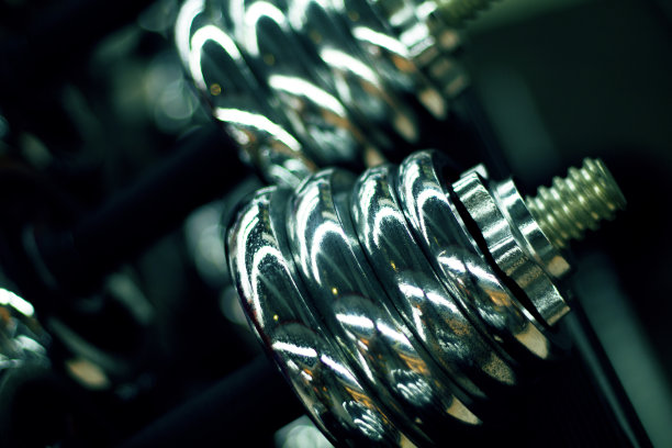 哑铃在健身房特写照片。闪亮的金属哑铃或杠铃。图片下载