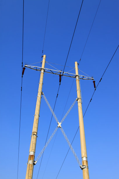 中国北方的蓝天输电线路。图片下载