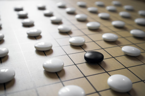 白色石头中的黑色石头图片下载