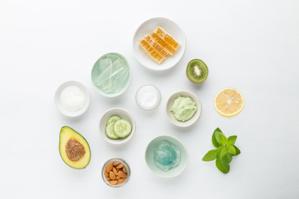 草药皮肤科化妆品卫生霜美容和护肤产品。蜂蜜，杏仁，猕猴桃，黄瓜，芦荟，鳄梨，盐，薄荷，酸奶白色背景。图片下载