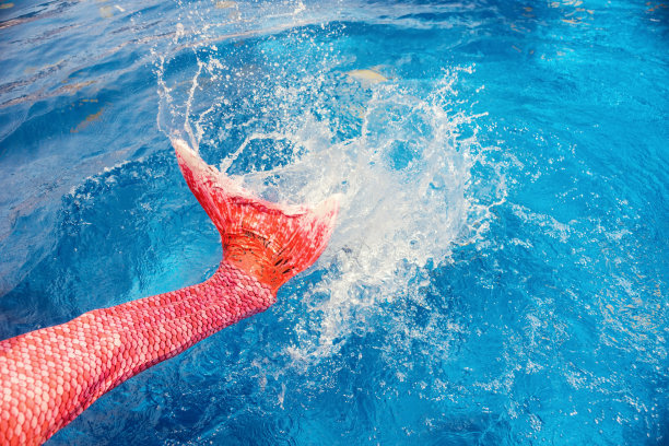 美人鱼的尾巴水在游泳池溅图片下载