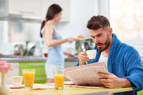 早上在厨房的男人图片下载