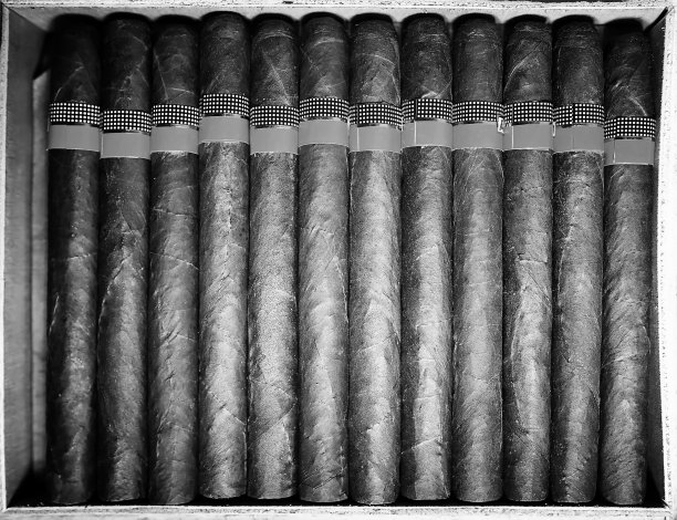 复古风格的照片，大盒子的古巴雪茄在一个木制的桌子图片下载