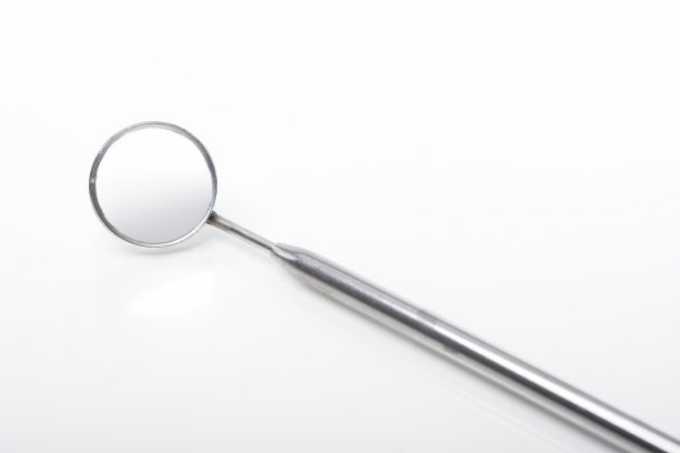 圆形的牙科镜在白色的背景。图片下载