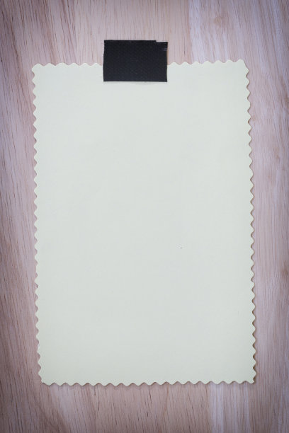 黄色的空白纸在复古颜色的棕色木地板上，你可以在拷贝空间输入信息。图片下载