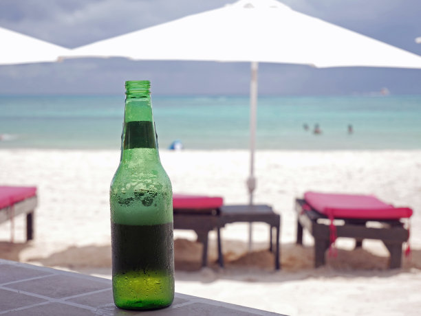 墨西哥的热天，海滩上的冰啤酒图片下载