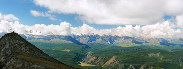 阿尔泰山脉上的绿色山谷。图片下载