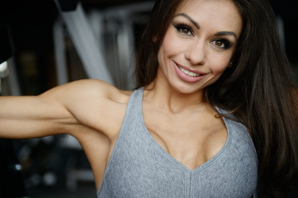 肖像漂亮的运动员年轻女子训练体育馆图片下载