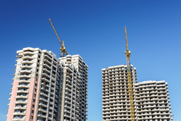以蓝天为背景的两栋在建房屋图片下载