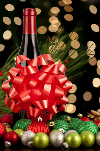 圣诞酒瓶，蝴蝶结和圣诞灯图片下载