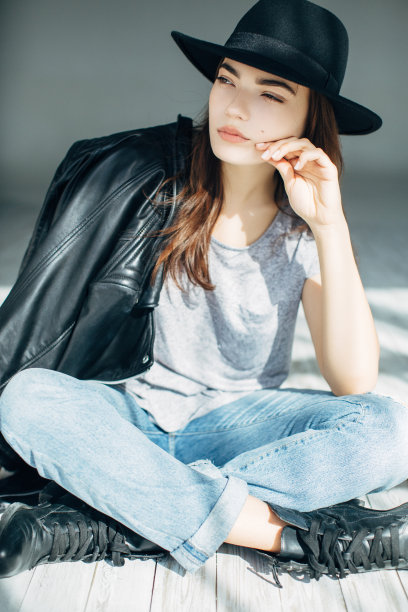 时尚模特在户外摆姿势图片下载