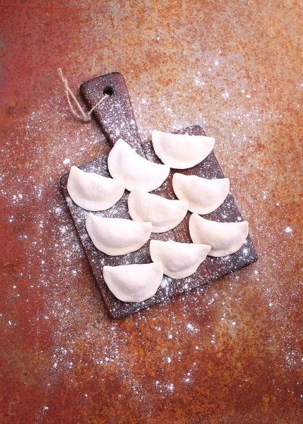 饺子(瓦雷尼利)与马铃薯撒上面粉图片下载