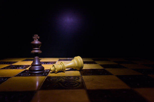 棋盘上的象棋图片下载