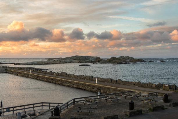 码头上的长凳，以费尔德国家公园为背景，从挪威Vestfold的Verdens Ende观看图片下载