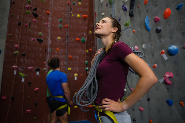 有绳子的运动员向上看，背景中有男人在互动图片下载
