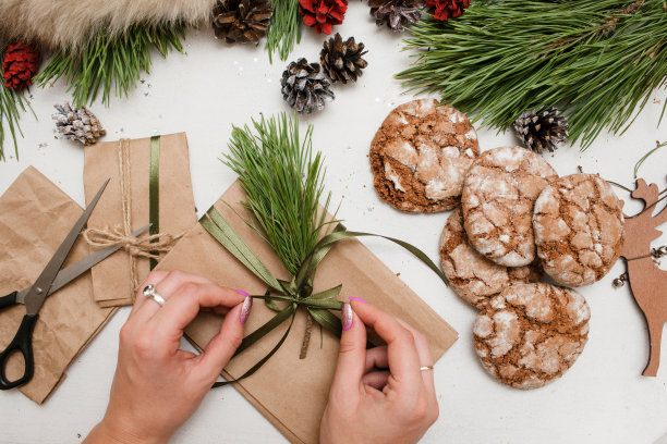 准备圣诞节和新年的礼物图片下载
