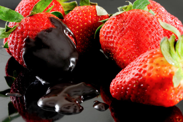 草莓和巧克力图片下载
