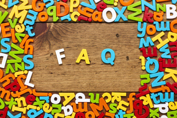 头顶上的常见问题解答围绕着彩色的字母在木头上图片下载
