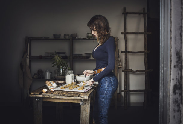 年轻女子在做饼干图片下载